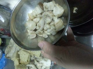 平菇面筋回锅肉的做法步骤：4