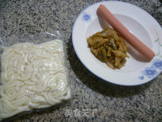 榨菜火腿肠炒乌冬面的做法步骤：1