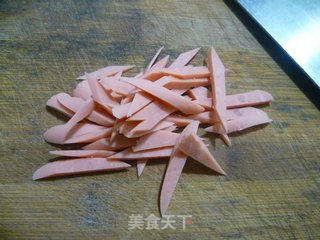 榨菜火腿肠炒乌冬面的做法步骤：2