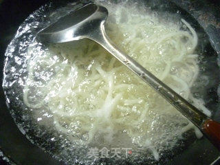 榨菜火腿肠炒乌冬面的做法步骤：3