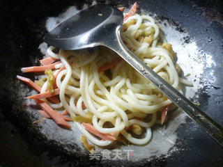 榨菜火腿肠炒乌冬面的做法步骤：5