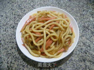 榨菜火腿肠炒乌冬面的做法步骤：9