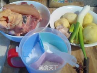 鸡骨架炖土豆的做法步骤：1