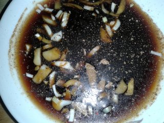 香菇木耳炒蒜薹的做法步骤：3