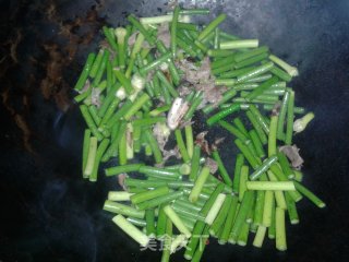 香菇木耳炒蒜薹的做法步骤：6