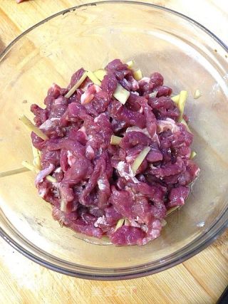 香芹泡椒牛肉丝的做法步骤：3