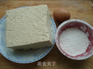 焦熘豆腐的做法步骤：1