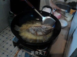 红烧鲫鱼的做法步骤：2