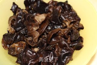凉拌黑木耳的做法步骤：1