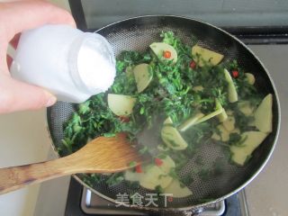 荠菜春笋的做法步骤：9