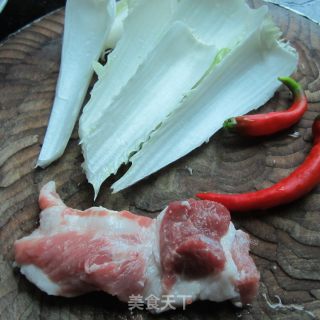 白菜梗子炒瘦肉的做法步骤：1