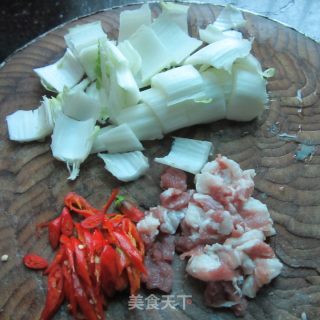 白菜梗子炒瘦肉的做法步骤：2