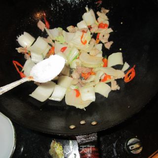 白菜梗子炒瘦肉的做法步骤：5