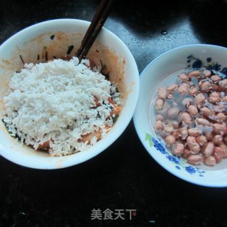 猪肉糯米花生粽子的做法步骤：2