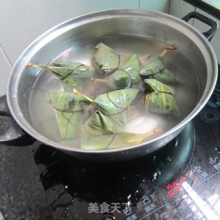 猪肉糯米花生粽子的做法步骤：6