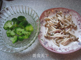 竹荪鸡脯肉丸汤的做法步骤：3