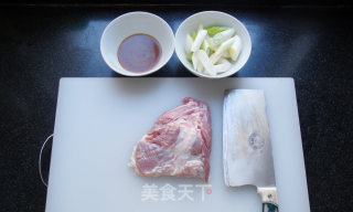 ＜鲁菜＞葱爆羊肉丁的做法步骤：1