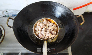 ＜鲁菜＞葱爆羊肉丁的做法步骤：6