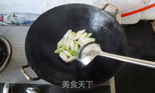 ＜鲁菜＞葱爆羊肉丁的做法步骤：7