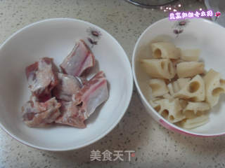 莲藕排骨汤的做法步骤：1