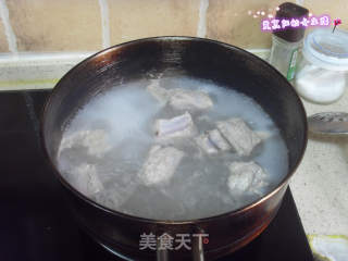 莲藕排骨汤的做法步骤：2