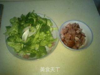 西兰花炒肉肠粒的做法步骤：1