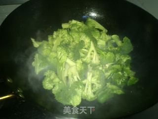 西兰花炒肉肠粒的做法步骤：2