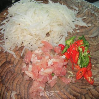 白萝卜丝炒肉－－咖喱香的做法步骤：2