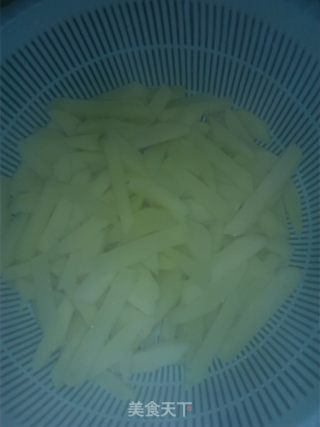 炸薯条的做法步骤：3