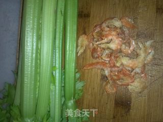西芹拌虾仁的做法步骤：1