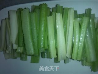 西芹拌虾仁的做法步骤：2