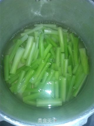 西芹拌虾仁的做法步骤：4