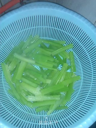 西芹拌虾仁的做法步骤：6
