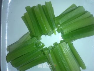 西芹拌虾仁的做法步骤：7