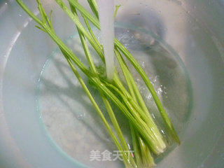 芹菜炒花蟹的做法步骤：2