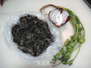 凉拌木耳（快发木耳小妙招）的做法步骤：1