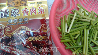 嫩蒜苗拌香辣猪肉条的做法步骤：1