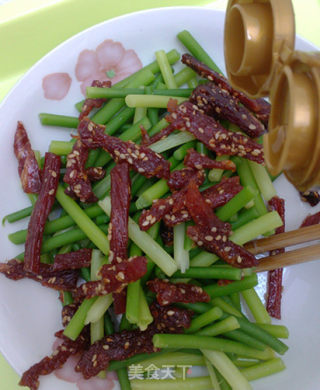 嫩蒜苗拌香辣猪肉条的做法步骤：3
