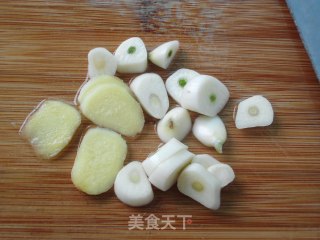 板栗鸡翅煲的做法步骤：3