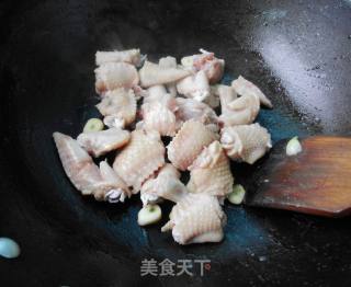 板栗鸡翅煲的做法步骤：4