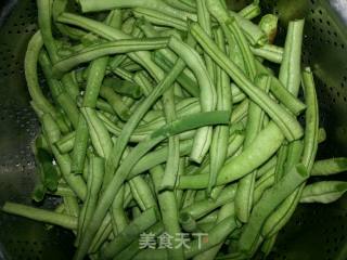 干煸豆角的做法步骤：1