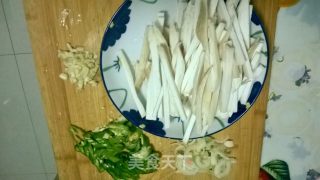 杏鲍菇辣烧牛蹄筋的做法步骤：1