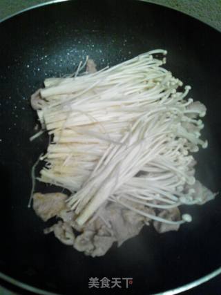 金针菇炒肉片的做法步骤：3