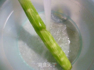 莴笋拌海蜇的做法步骤：2