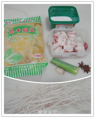 渍菜粉（酸菜猪肉炖粉条）的做法步骤：1