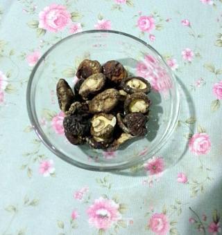 冬菇蒸滑鸡的做法步骤：1
