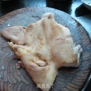 烟熏酱香孜然猪脸皮肉的做法步骤：1