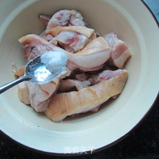 烟熏酱香孜然猪脸皮肉的做法步骤：3