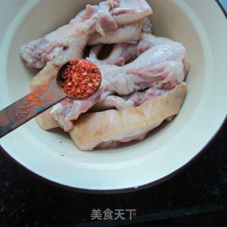 烟熏酱香孜然猪脸皮肉的做法步骤：4
