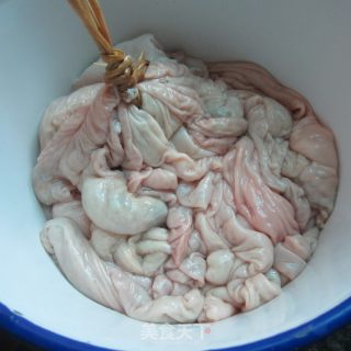 猪大肠的清洗方法－－简单又干净的做法步骤：1